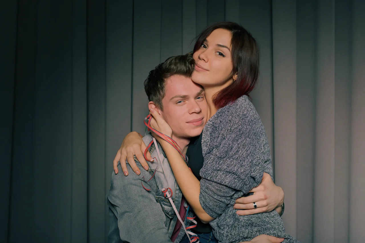 A couple embracing in a relaxed portrait, illustrating HSV Couples Dating and Meeting People Together