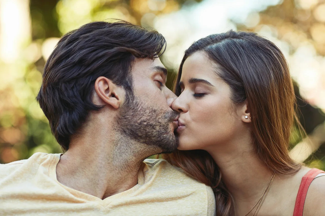 A couple kissing outdoors, a romantic scene for Jewish HSV dating